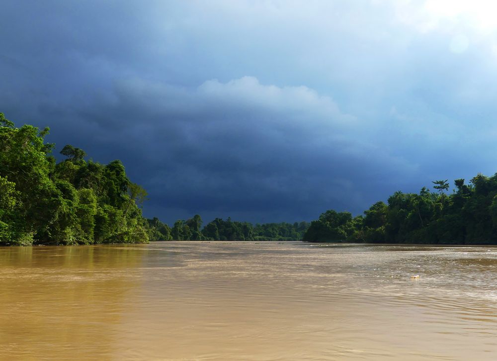 Vor dem Regen am Fluss