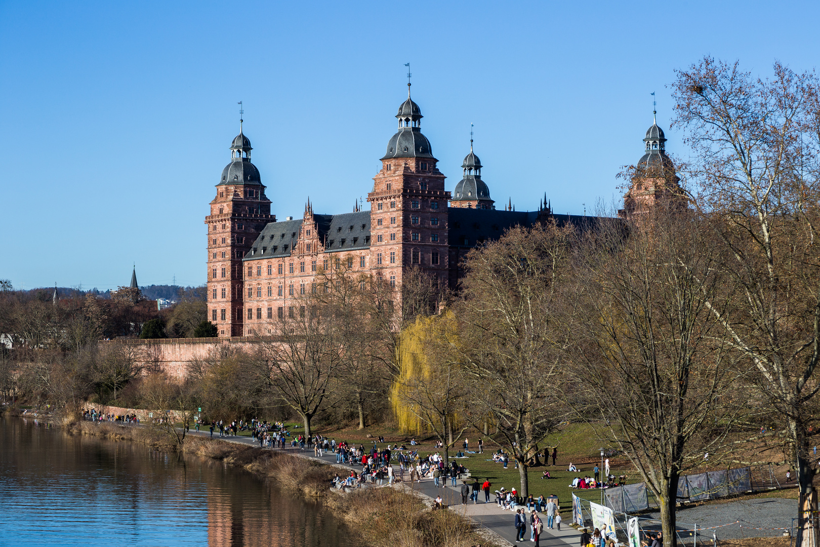 vor dem Schloss