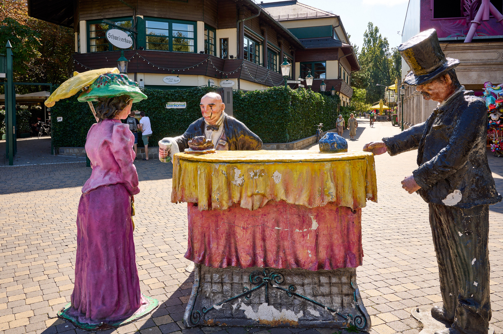 Vor dem Schweizerhaus im Prater (Wien).