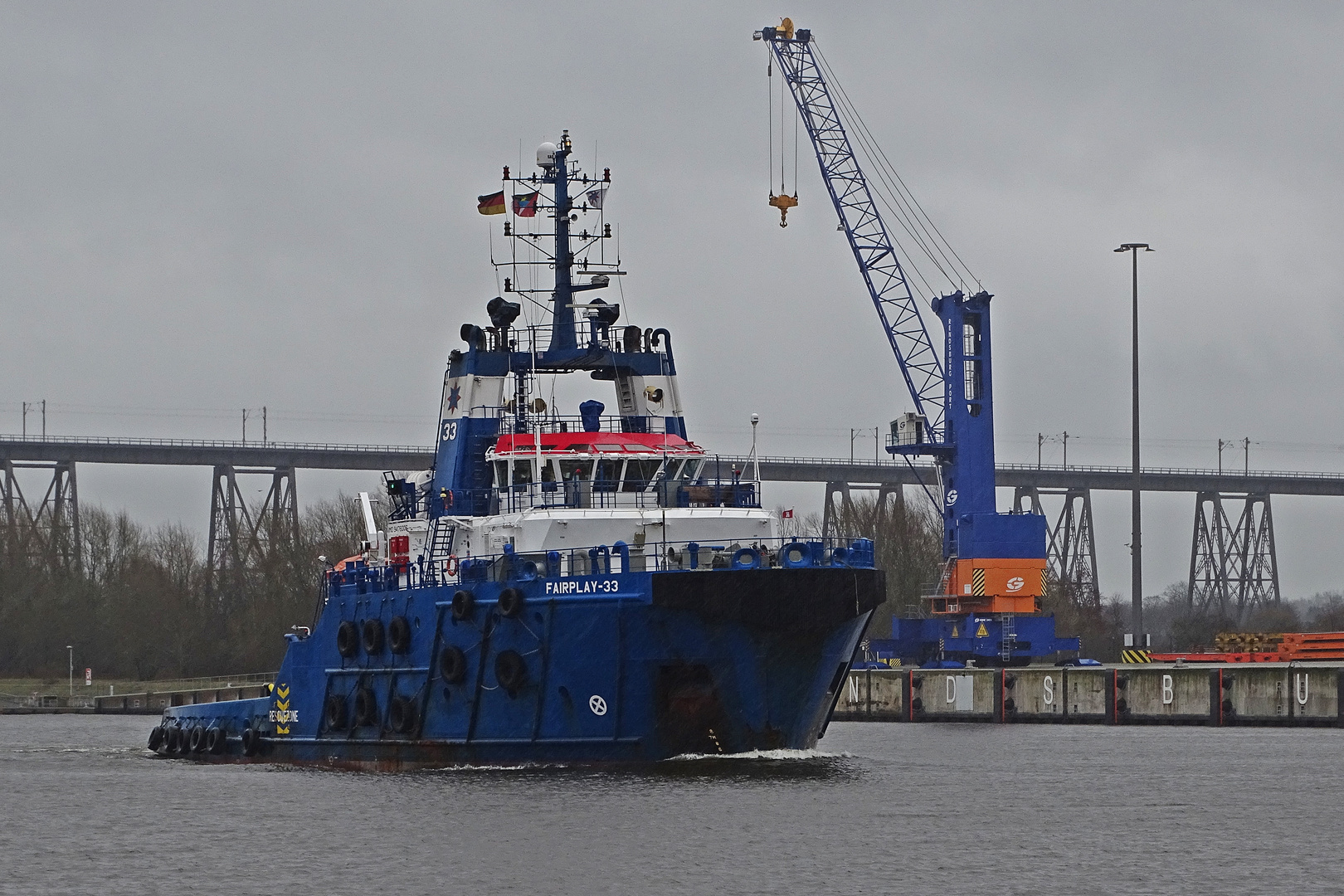 vor dem Schwerlasthafen Rendsburg-Port