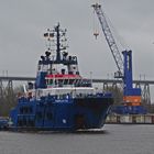 vor dem Schwerlasthafen Rendsburg-Port