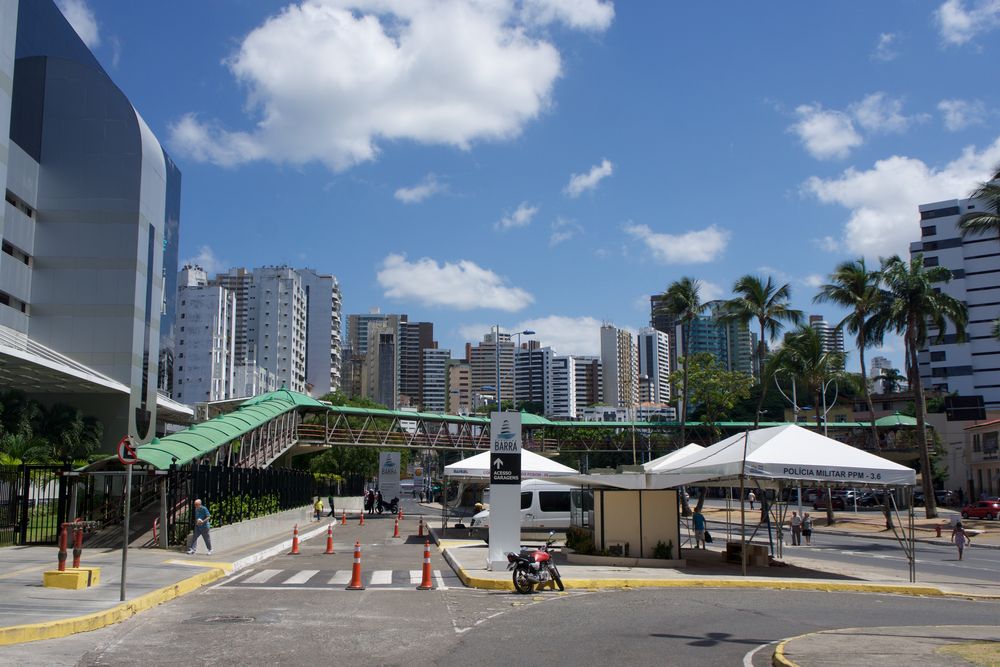 Vor dem Shopping Center "Barra"