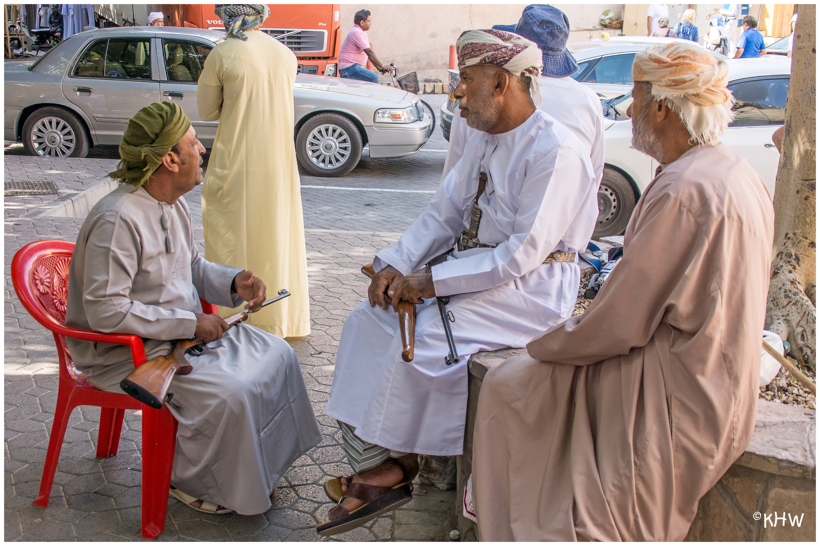 Vor dem Souq von Nizwa (Oman)