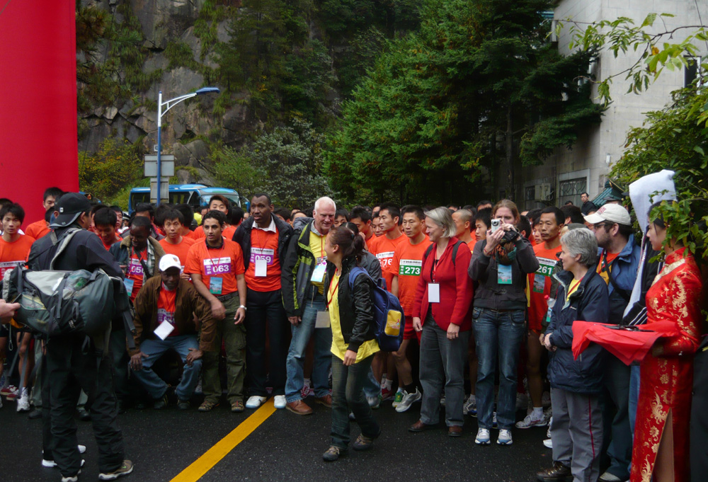 Vor dem Start einer Läuferstaffel beim Mass Mountaineering im Huangshan