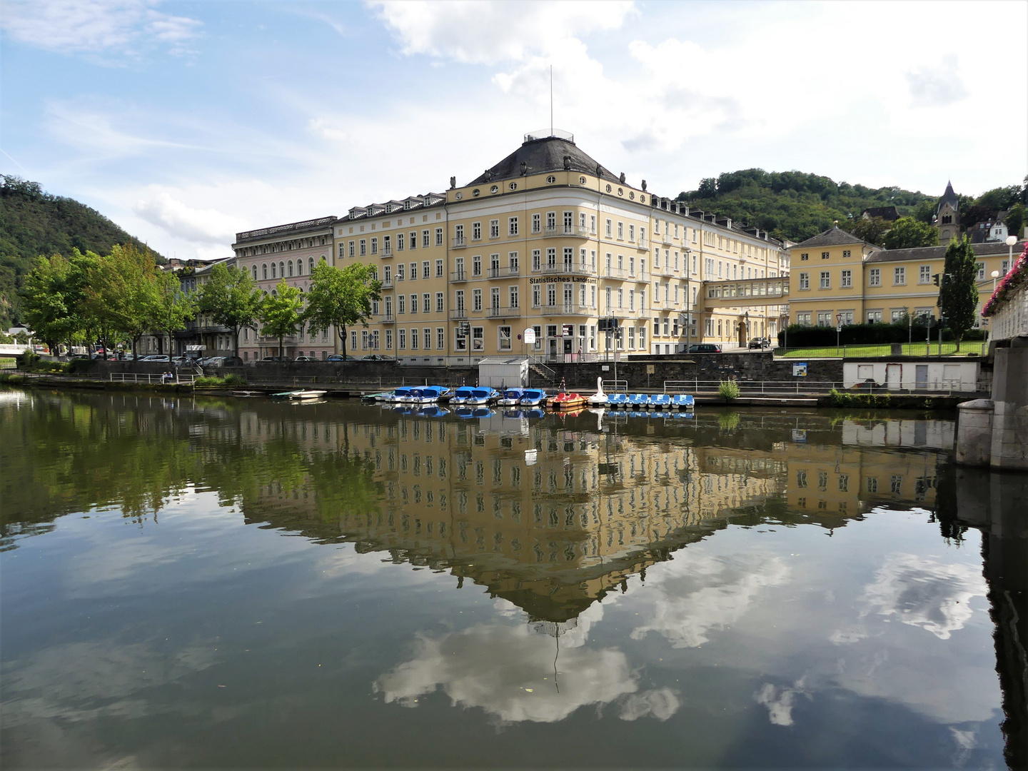 Vor dem Statistischen Landesamt Bad Ems