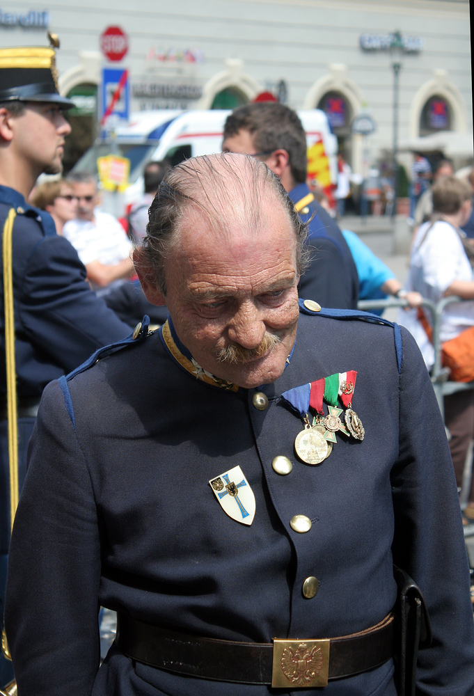 Vor dem Stephansdom während des Requiems für Otto Habsburg (3)