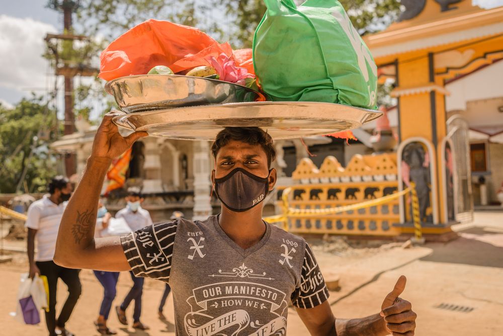 Vor dem Tempel von Kataragama