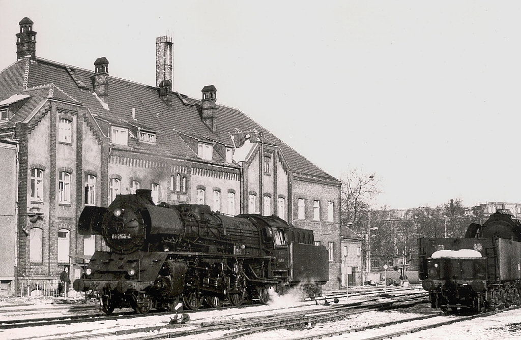 Vor dem Übernachtungsgebäude Bw Leipzig West