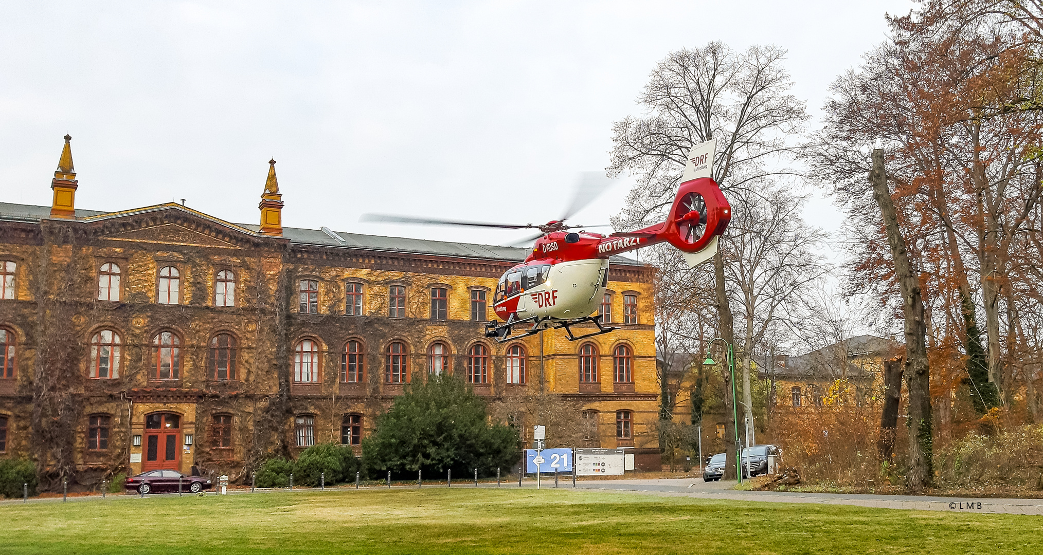 Vor dem Verwaltungsgebäude