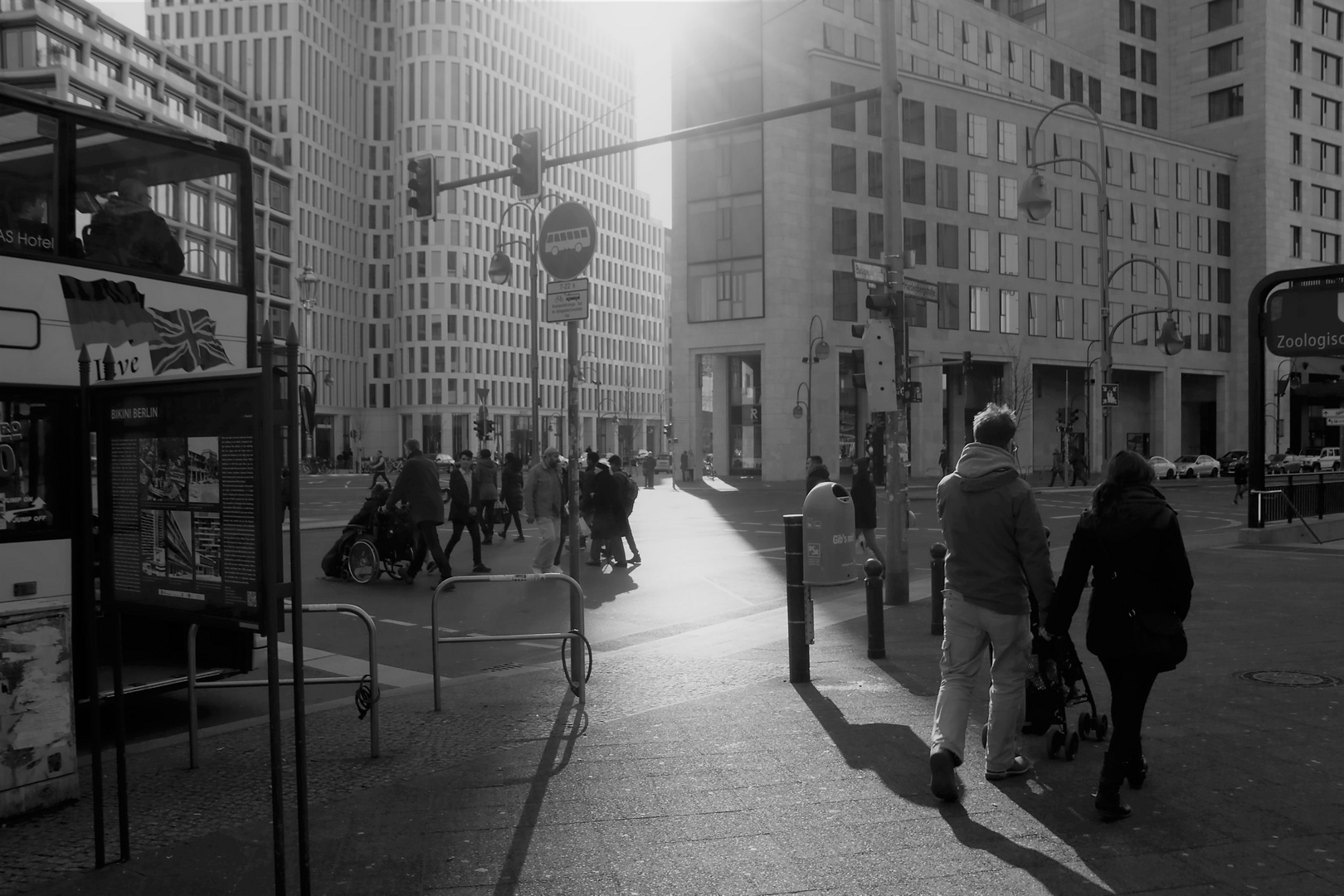 Vor dem "Waldorf Astoria" / Hardenbergstr.