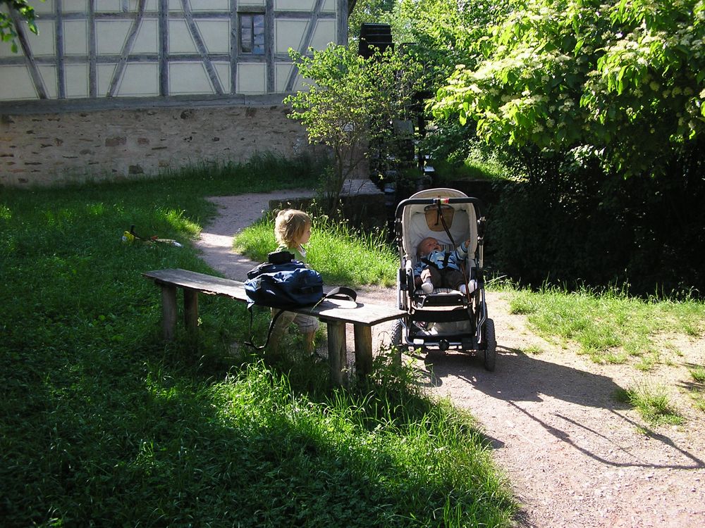 Vor dem Wasserrad der Mühle 2009 