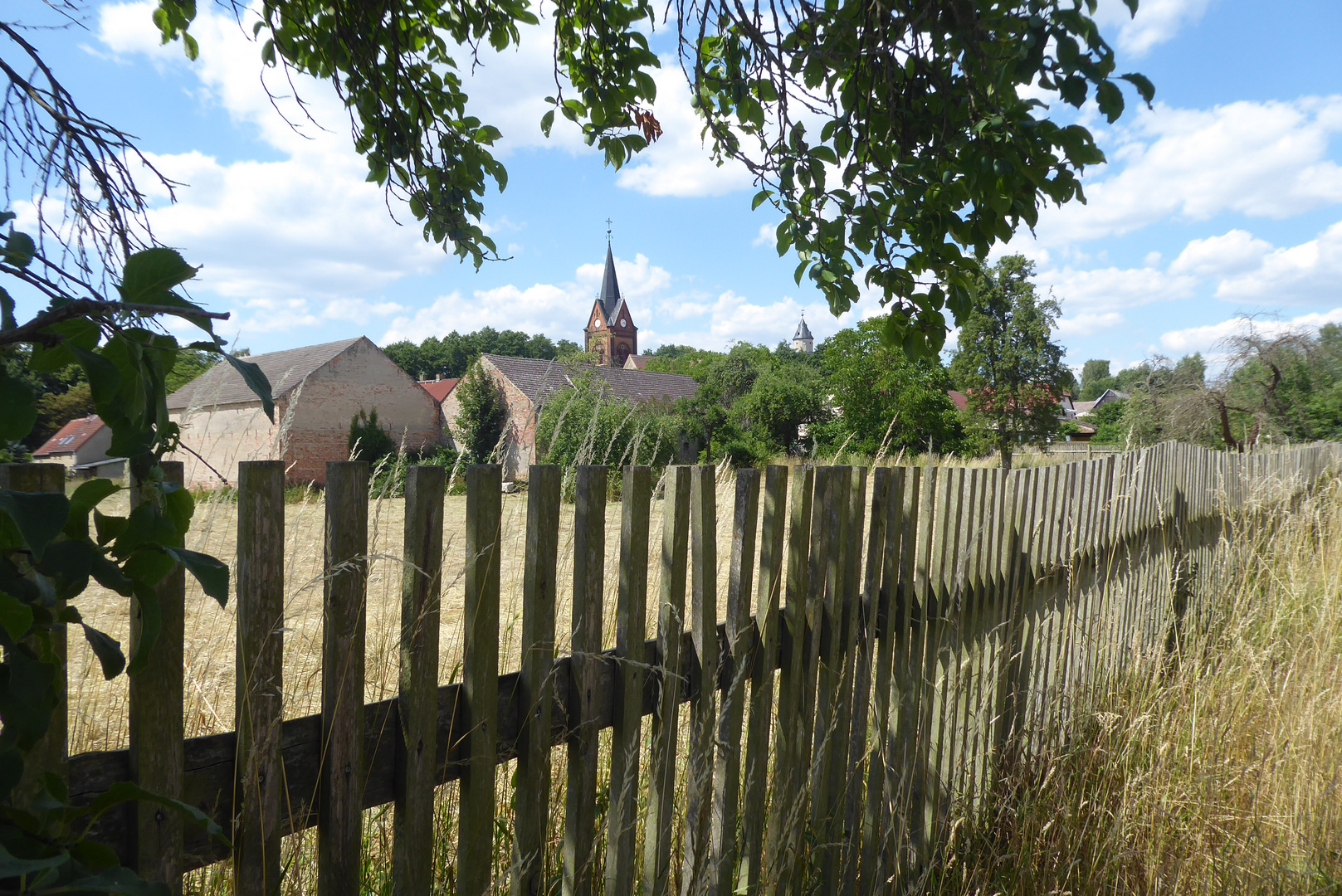 vor dem Zaun ist hinterm Zaun