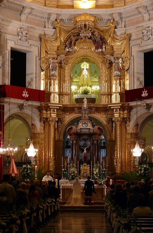 Vor den Altar