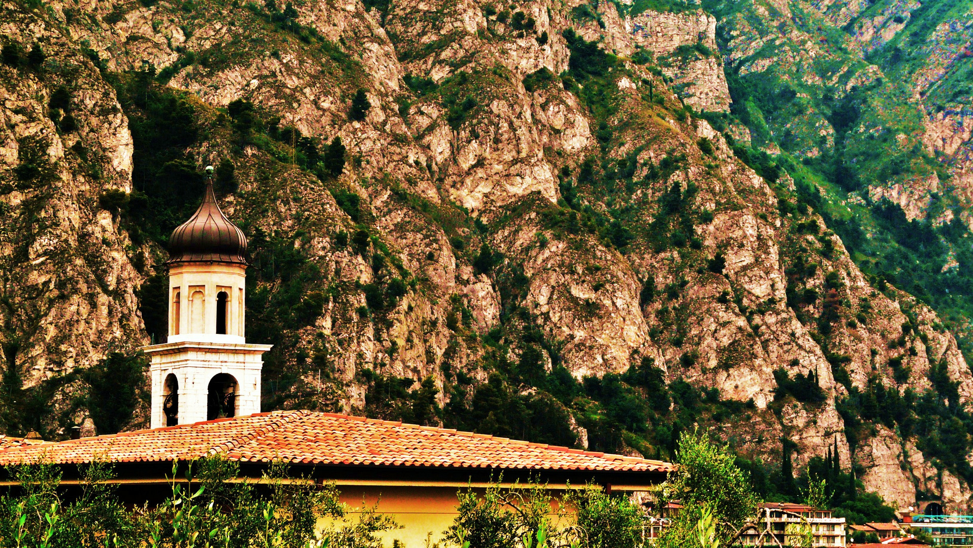 vor den Felsen eine Kirche