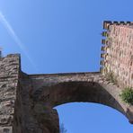 Vor der Burg Trifels in Annweiler (Rheinland-Pfalz)