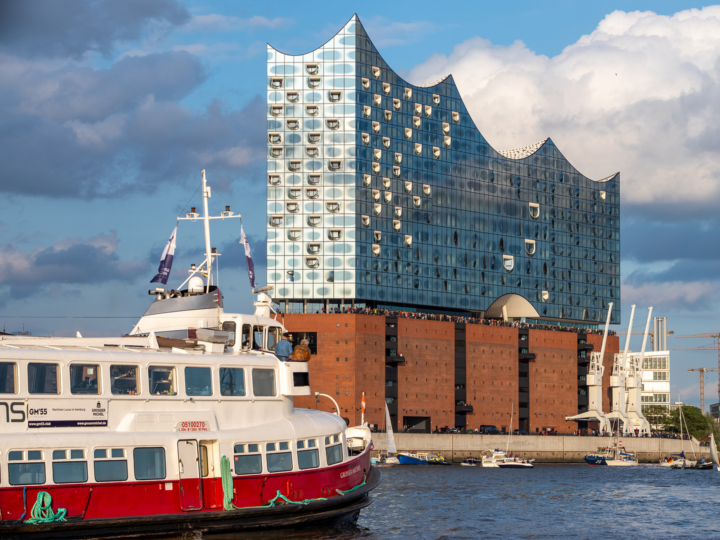 Vor der Elbphilharmonie