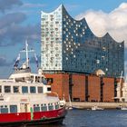 Vor der Elbphilharmonie