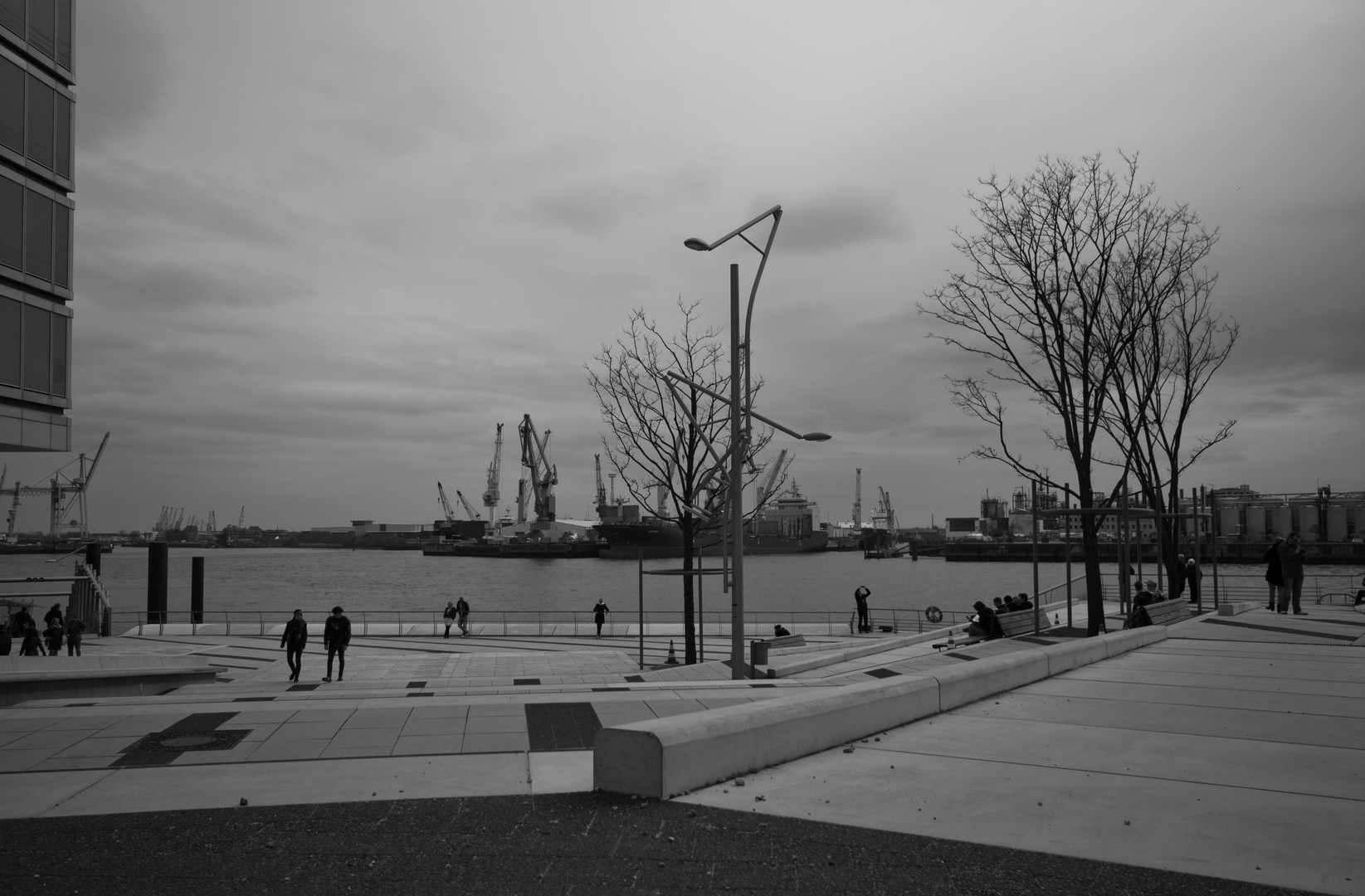 Vor der Elbphilharmonie