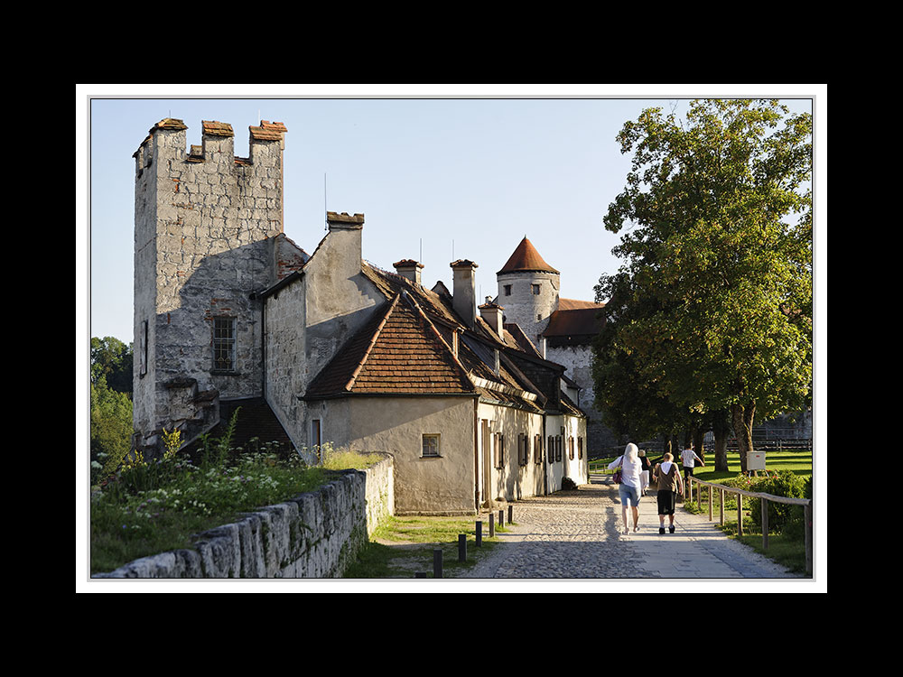 Vor der Hauptburg