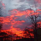 Vor der Haustür steht der Himmel in Flammen