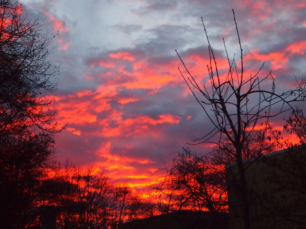 Vor der Haustür steht der Himmel in Flammen