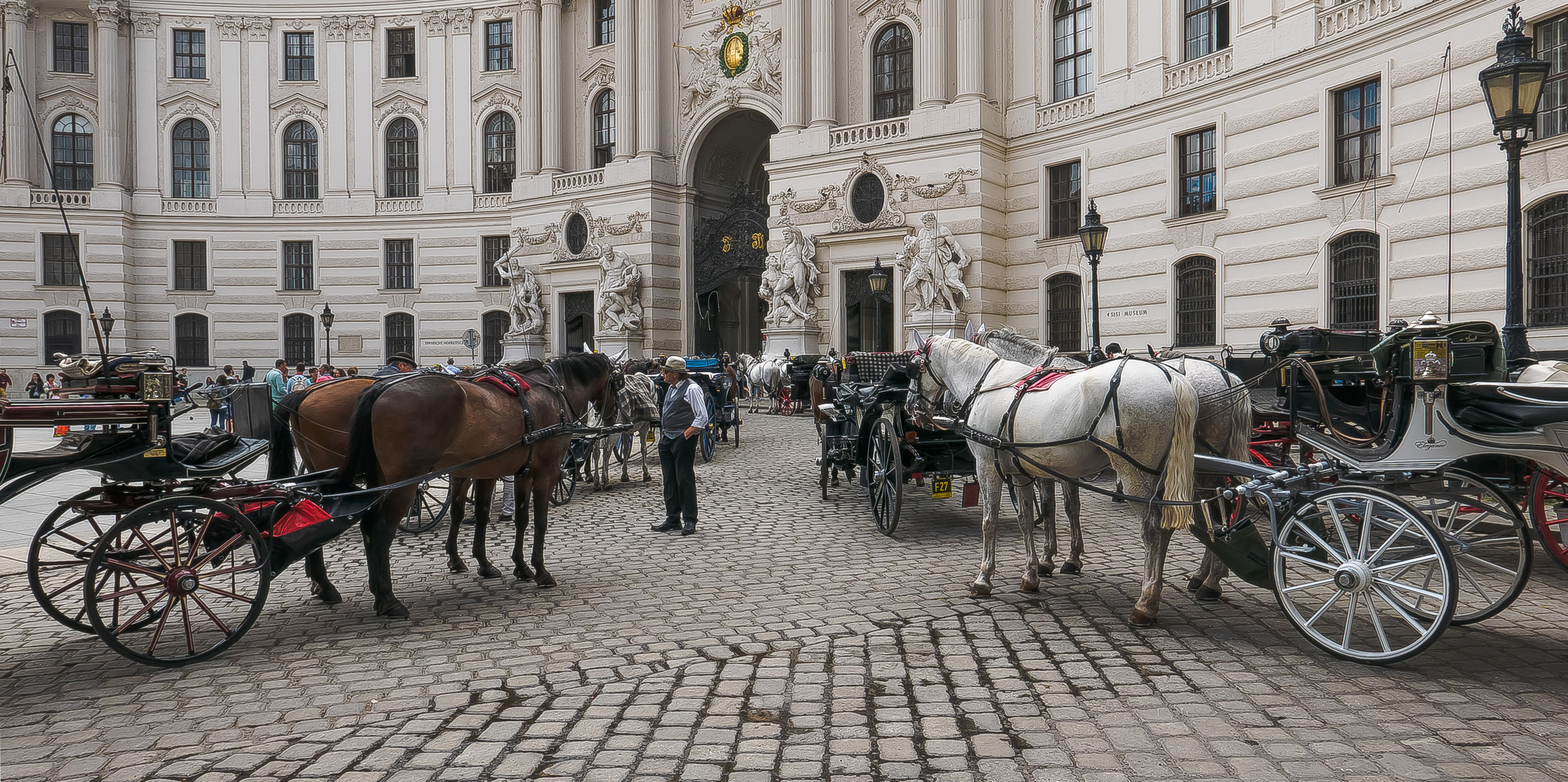 Vor der Hofburg