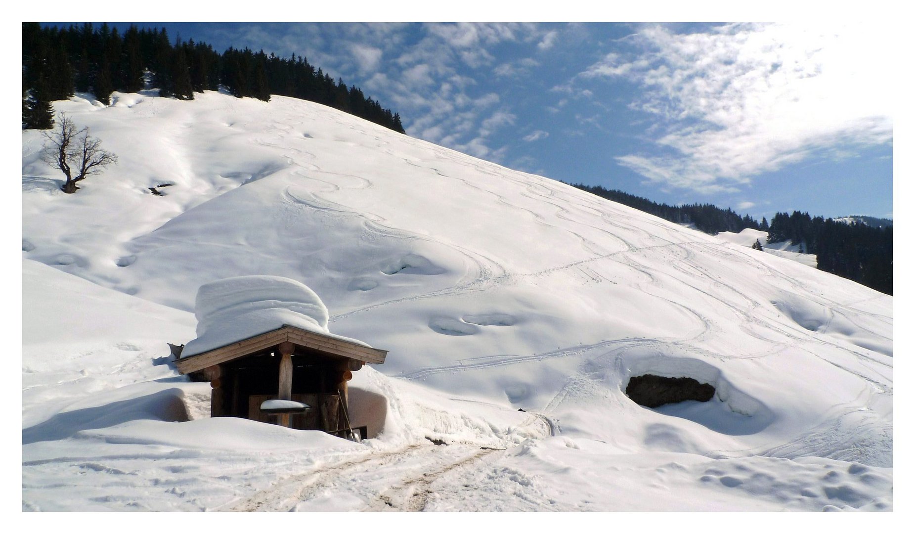 vor der Holzknechthütte nach einer Skitour bei Maria Alm