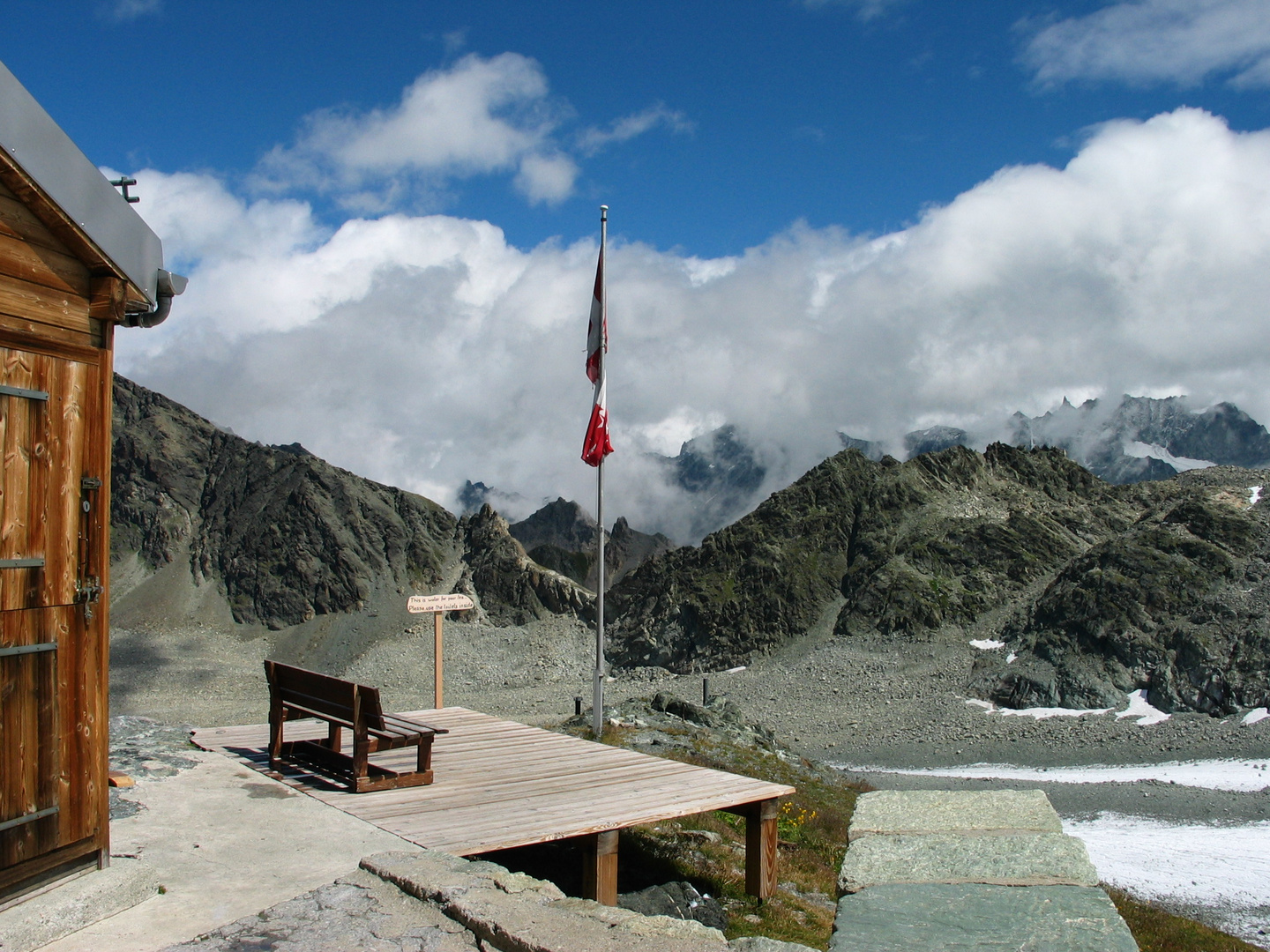 Vor der Hütte