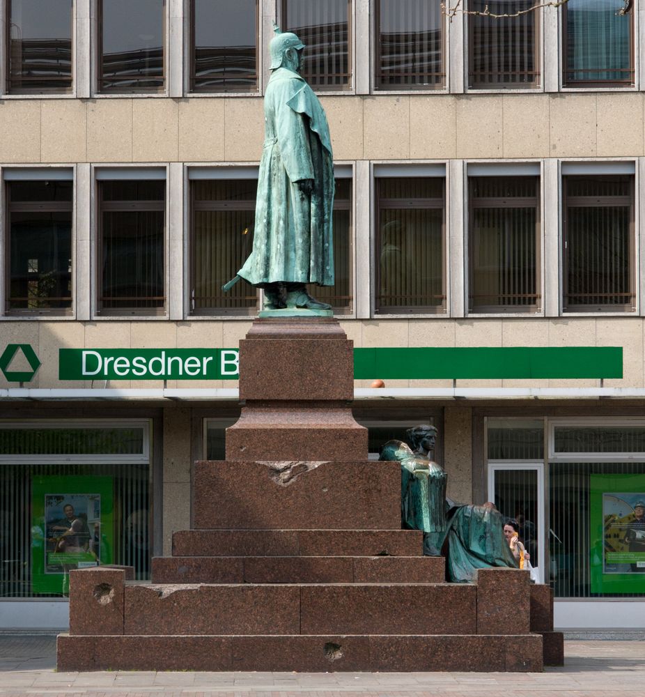 Vor der Kaiser Wilhelm- und Friedrich-Ruhmeshalle /  Otto von Bismarck "bewacht" die Deutsch Bank