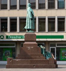 Vor der Kaiser Wilhelm- und Friedrich-Ruhmeshalle /  Otto von Bismarck "bewacht" die Deutsch Bank