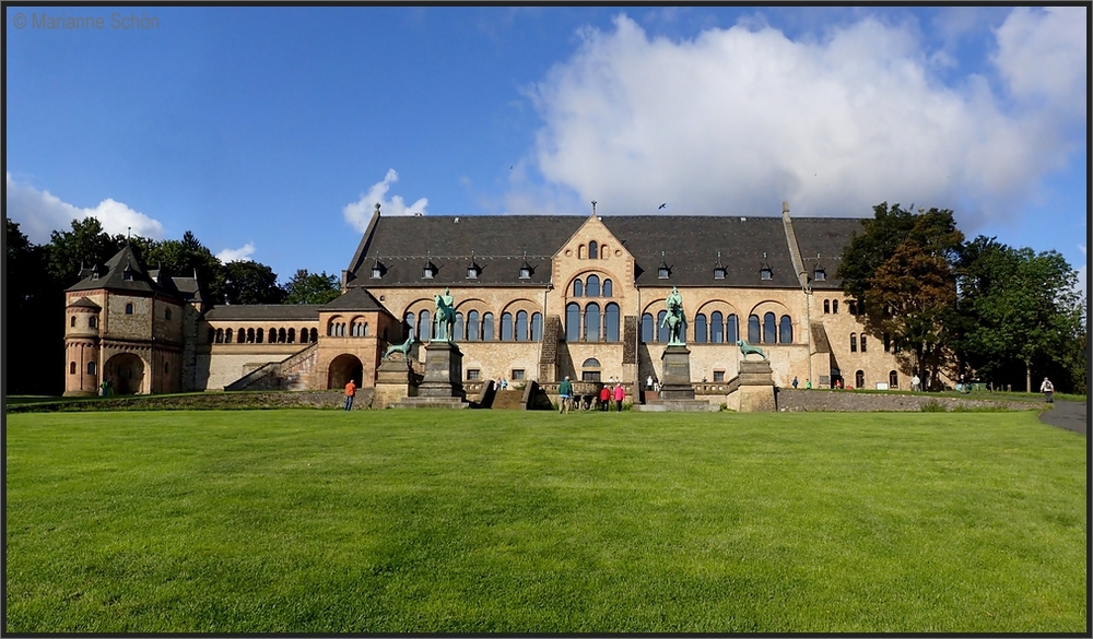 Vor der  Kaiserpfalz in Goslar ...