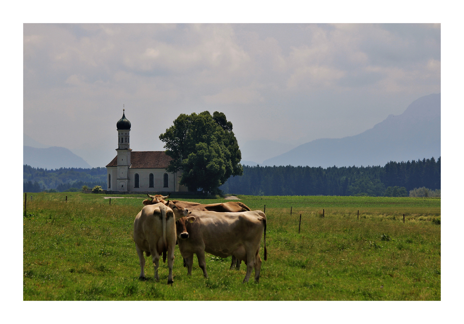 Vor der Kirche