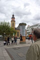 Vor der Kirche in Frankfurt