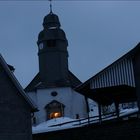 Vor der Kirche ist Licht