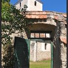 Vor der Kirchenburg von Hammersdorf