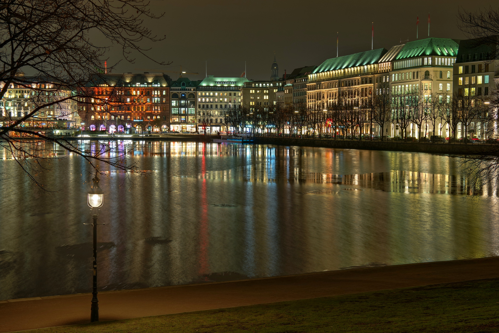 Vor der Laterne vor dem Alsterufer