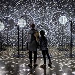 Vor der Lichterwand
