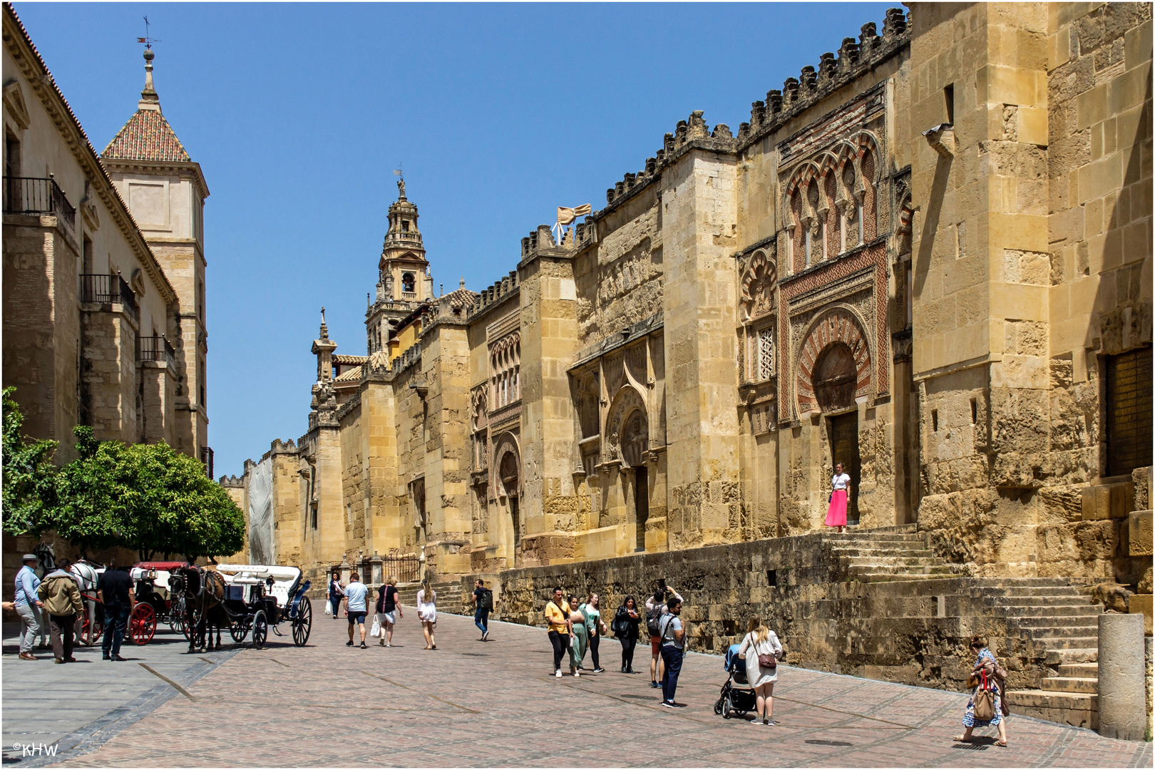 Vor der Mezquita-Kathedrale von Cordoba, Andalusien