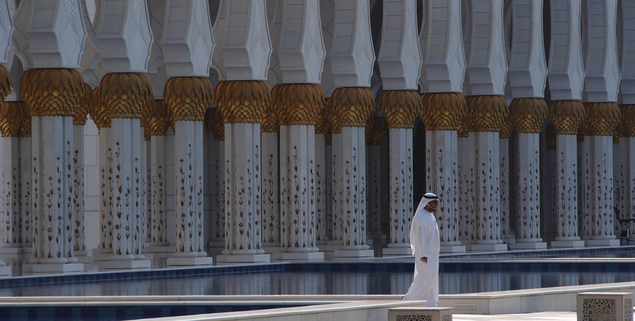 Vor der Moschee