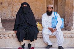 Vor der Moschee von Lahore, Pakistan