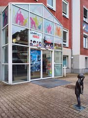 Vor der Musikschule