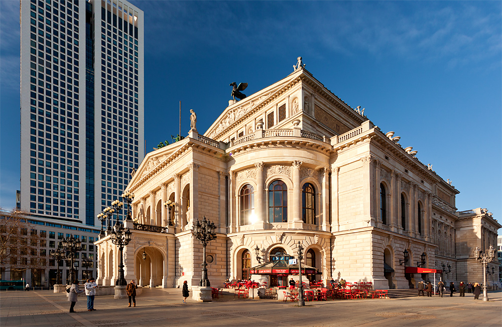 vor der Oper