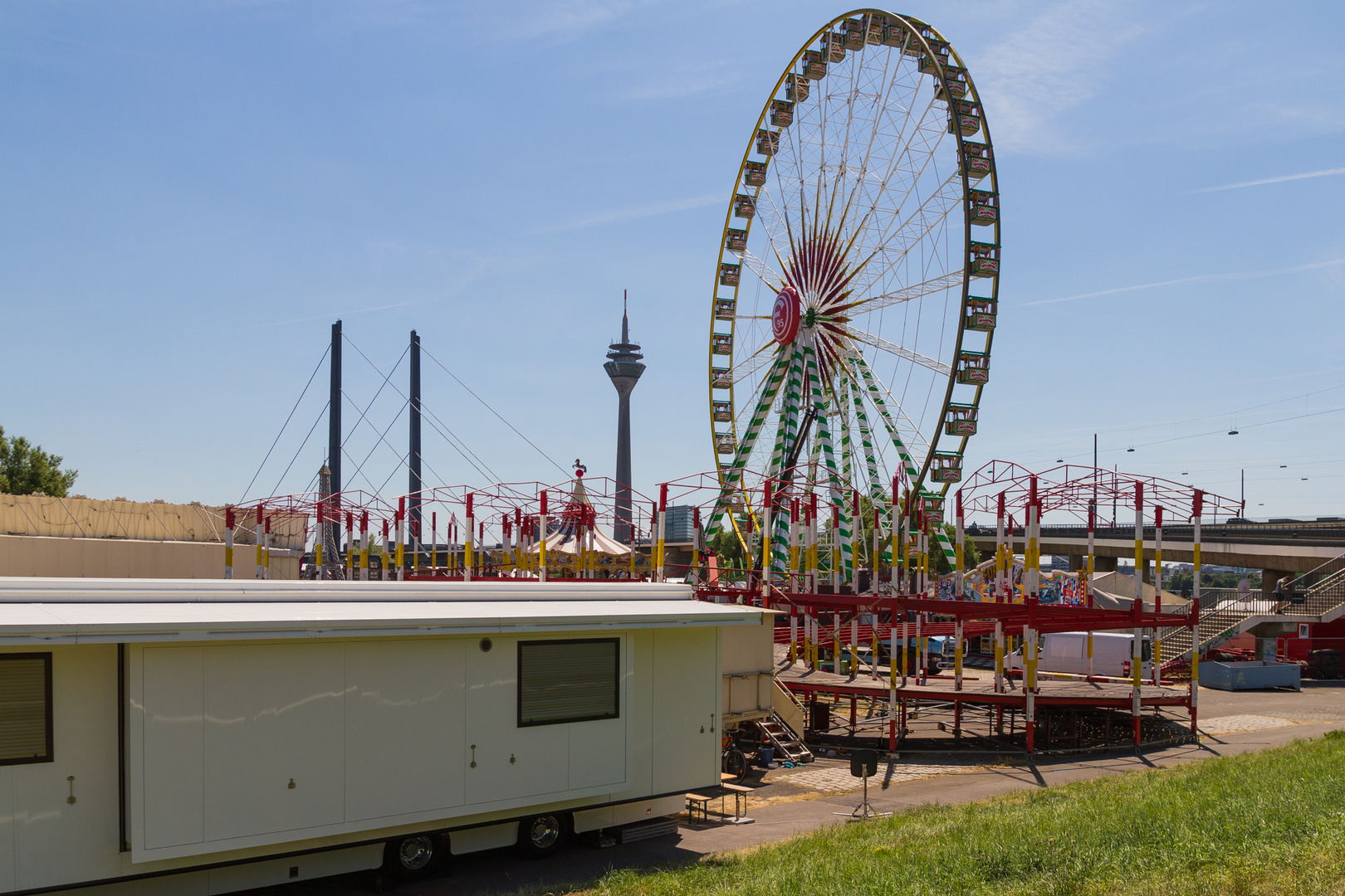 Vor der ... Rheinkirmes Düsseldorf_V01