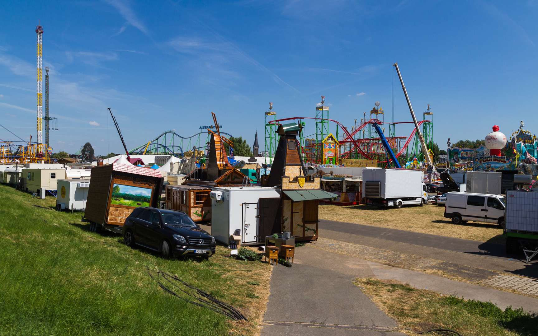 Vor der ... Rheinkirmes Düsseldorf_V02