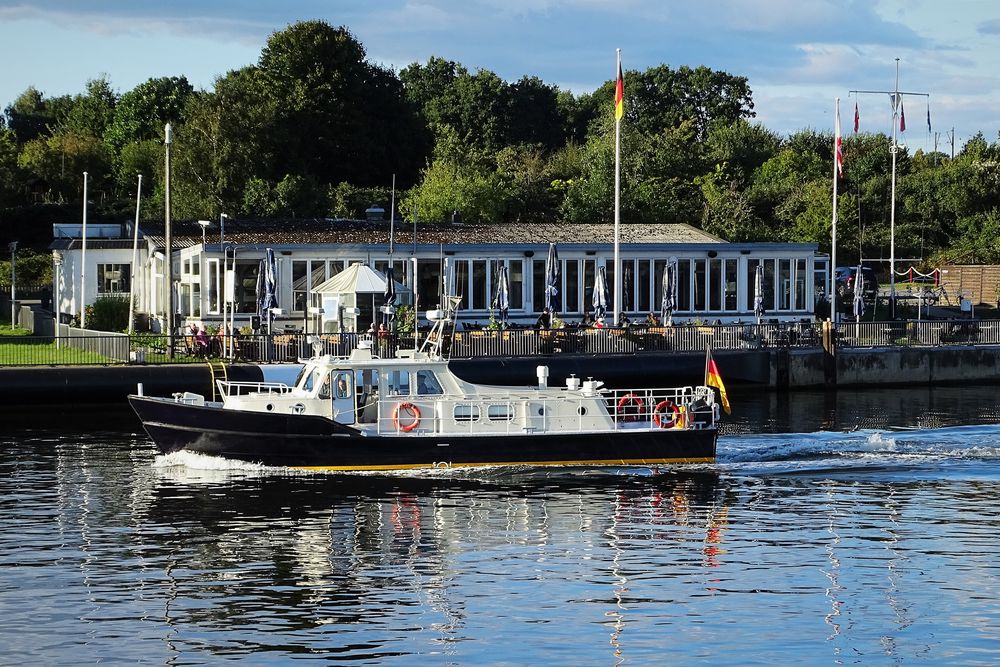 vor der Schiffsbegrüßungsanlage