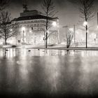 Vor der Stadthalle bei Regen in der Nacht