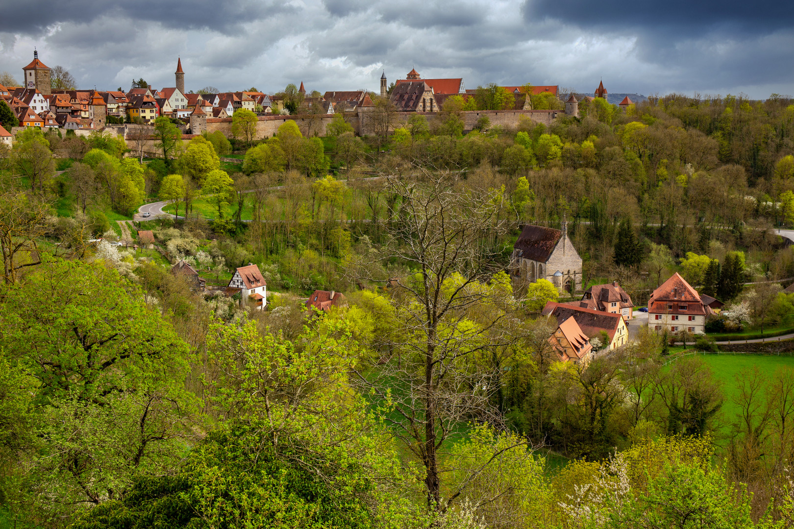 Vor der Stadtmauer von Rothenburg o.d.Tauber....