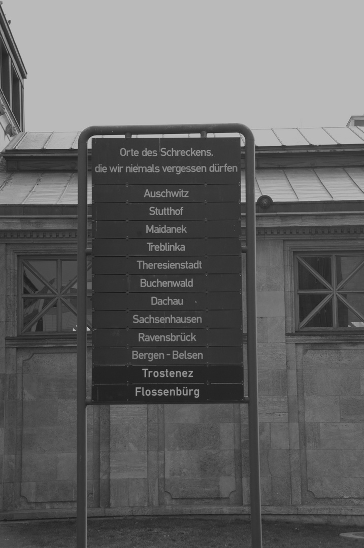 Vor der U-Bahnstation Wttenbergplatz