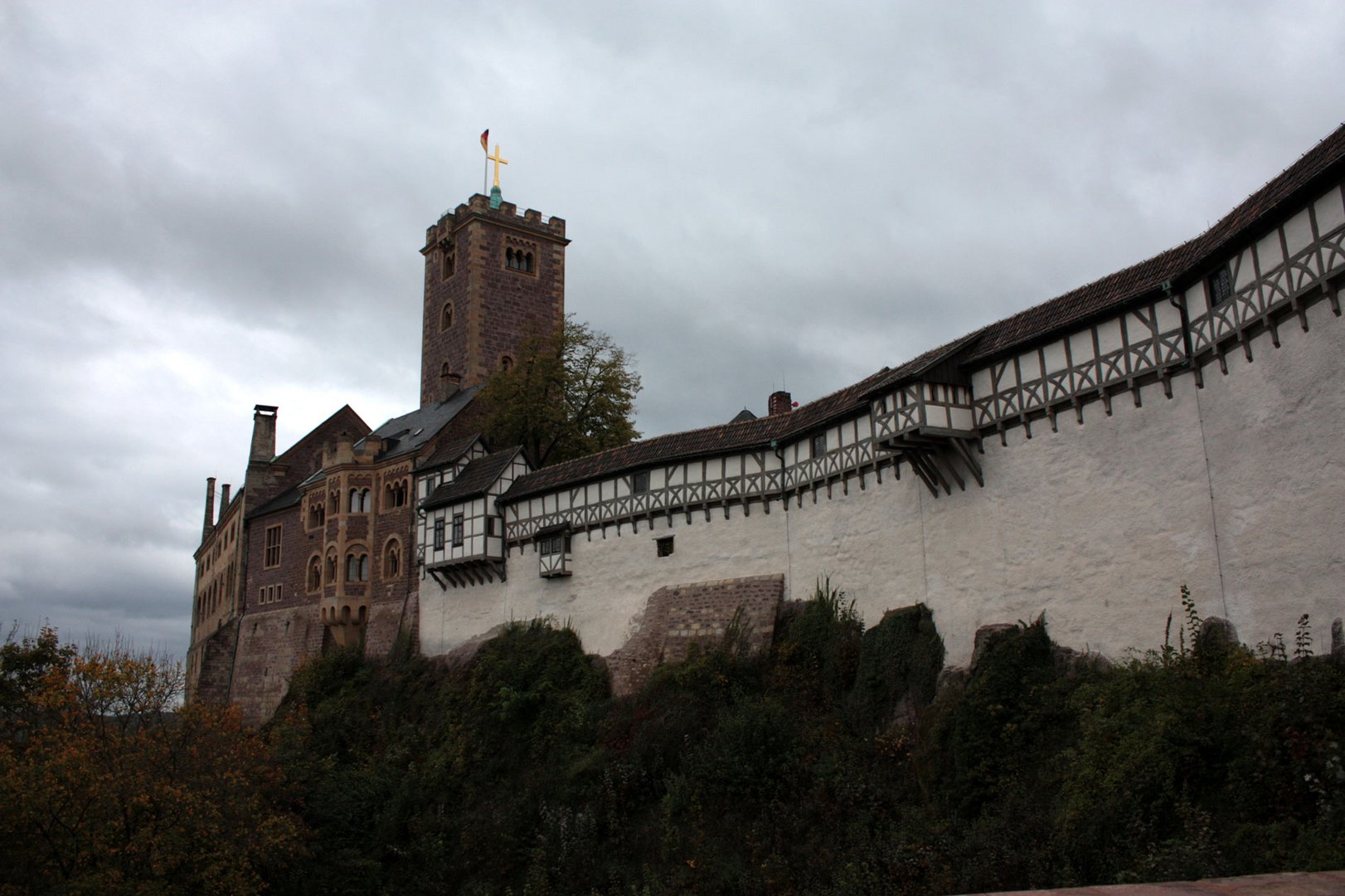 vor der Wartburg im Regen