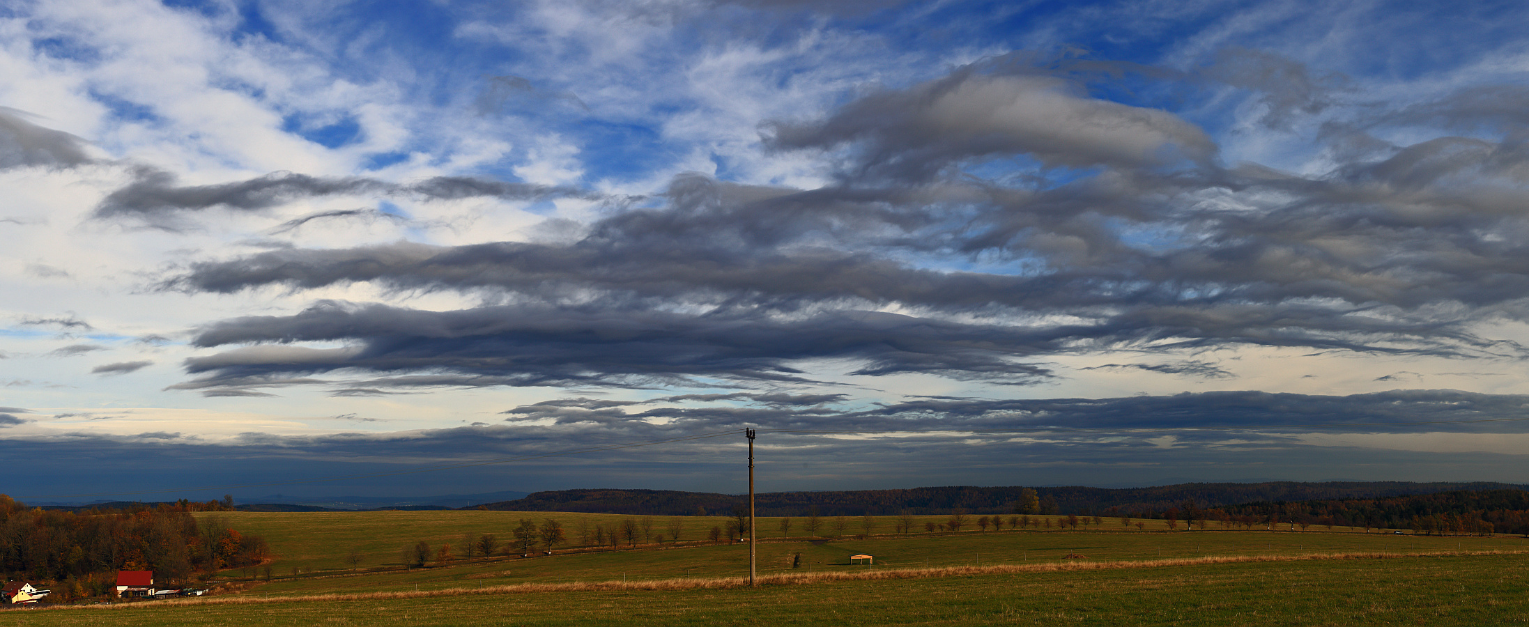 Vor der Wetterfront gestern gewaltige Himmelszenarien...